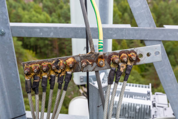 Ground bar with metal hawsers and solid oil for grounding telecommunication equipment of basic station is a part of lightning overvoltage protection and located on metal communications mast on the top of telecommunication tower near the antennas and outdoor equipment . barra de tierra con amarras de metal y petróleo sólido para equipos de telecomunicaciones de estación de básica de puesta a tierra es una parte de la protección de la sobretensión de rayo y situado en mástil de comunicaciones metal en la parte super