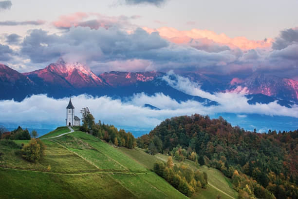 緑の丘にスロベニアの jamnik の教会の美しい日の出風景 - landscape hill green grass ストックフォトと画像