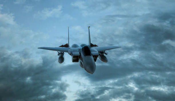 uzbrojony wojskowy myśliwiec w locie na chmurnym tle nieba - render 3d - fighter plane military airplane air force military zdjęcia i obrazy z banku zdjęć