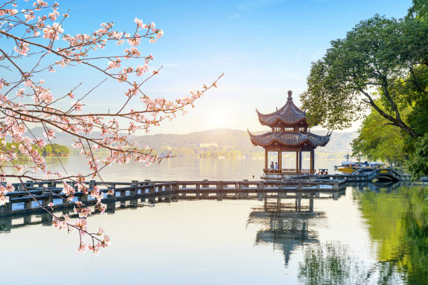 美しい建築風景と杭州西湖の風景 - パビリオン 写真 ストックフォトと画像