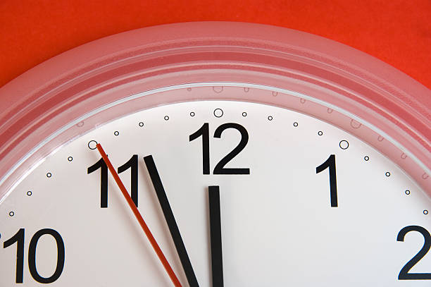 relógio de parede - clock hand clock coding watch - fotografias e filmes do acervo