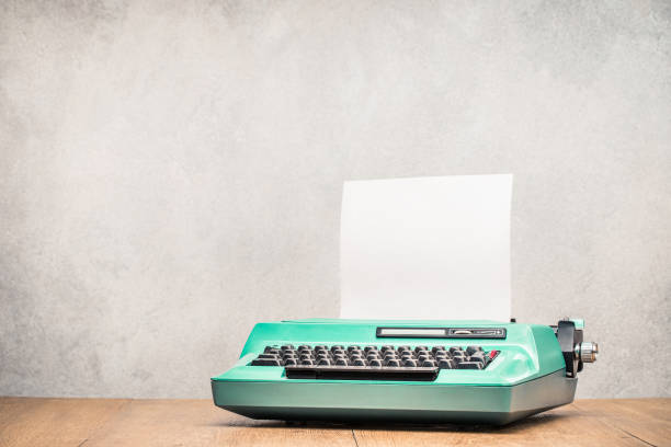 retro-alte mintgrün schreibmaschine mit papier auf holztisch konkrete vorderwand hintergrund leer. vintage-stil gefilterten foto - resume typewriter writing ideas stock-fotos und bilder