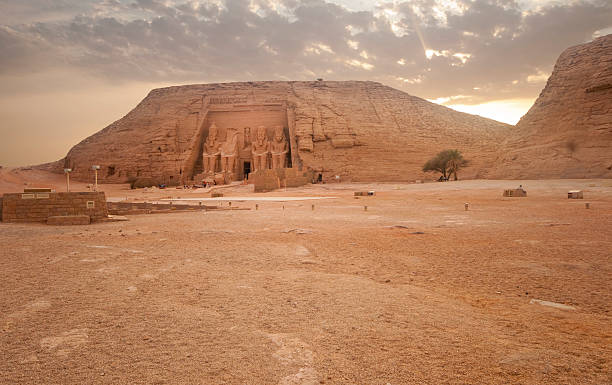 abu simbel templo de ramses ii, egipto. - templo de nefertari fotografías e imágenes de stock