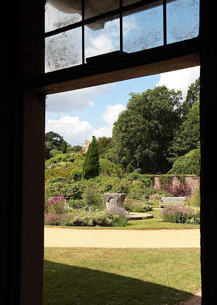 victorian scotney castle y los jardines magníficos, kent, inglaterra - scotney castle fotografías e imágenes de stock