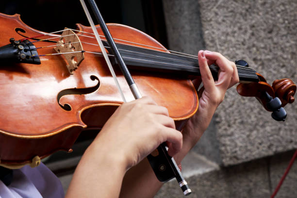 musicisti che suonano strumenti a corda per le strade - city cheerful urban scene happiness foto e immagini stock