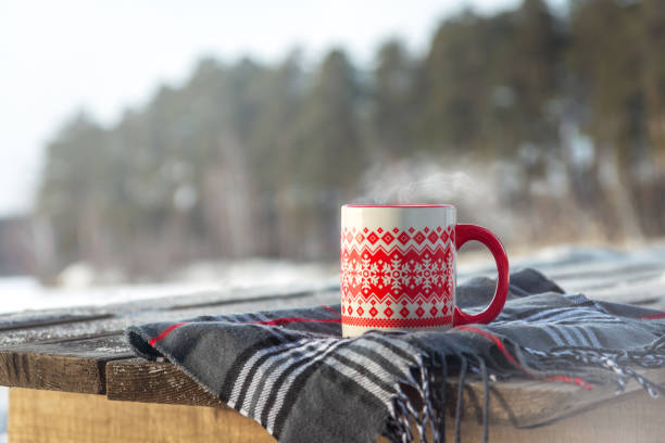 dampfende tasse heiß trinken im winter - nobody drink hot drink coffee stock-fotos und bilder