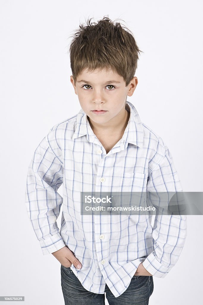 Bello ragazzo in piedi - Foto stock royalty-free di 6-7 anni