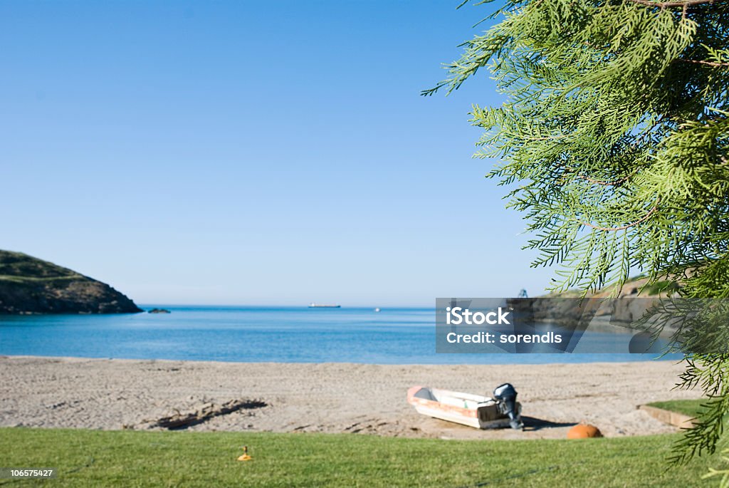 Vista de uma praia vazia - Foto de stock de Areia royalty-free