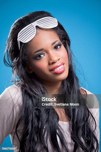 Foto de Positiva Jovem Mulher Negra Americana Usando Fantasia Óculos De Sol e mais fotos de stock de 20 Anos