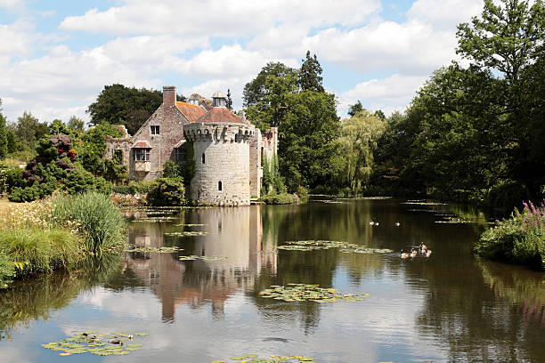 scotney vecchio castello, nel kent, inghilterra - scotney castle foto e immagini stock