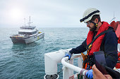 offshore-hohe-arbeiter-transfer-schiff-mit-windkraftanlagen-hinter-ihm-wartet.jpg?b=1&s=170x170&k=20&c=u7PeUdlKjMXotj0SJG6sfe9Jpx2iwUgqDQQ4GMc6sv0=