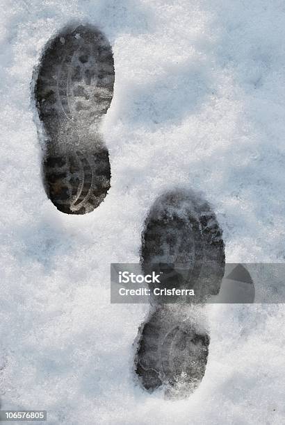 Impronta Sulla Neve - Fotografie stock e altre immagini di Ambientazione esterna - Ambientazione esterna, Brina - Acqua ghiacciata, Composizione verticale