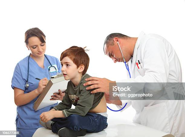 Masculino Médico E Enfermeira Examinar Um Rapaz - Fotografias de stock e mais imagens de Adulto - Adulto, Ajudante de Enfermagem, Ala hospitalar