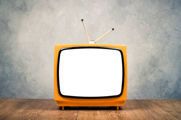 retro oude oranje draagbare tv ontvanger frame op houten tafel front getextureerde grunge betonnen muur achtergrond. vintage instagram stijl gefilterde foto - television stockfoto's en -beelden