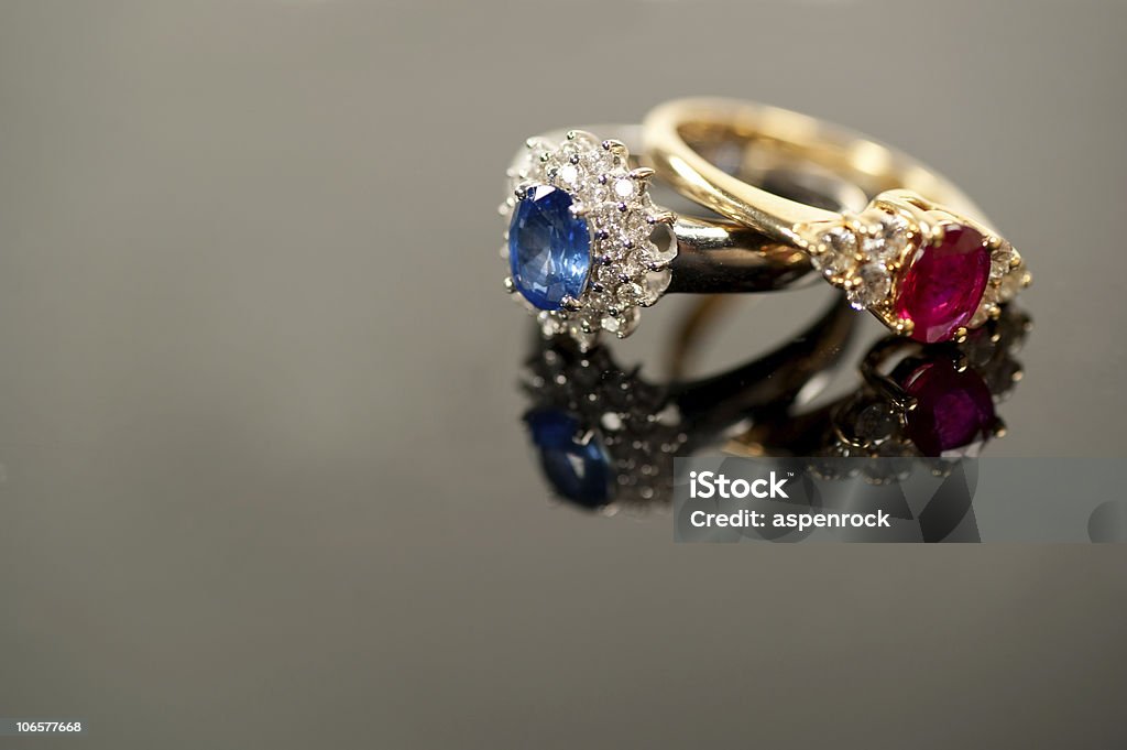 Czerwony i niebieski sapphire pierścienie w diamond ustawienia - Zbiór zdjęć royalty-free (Bez ludzi)