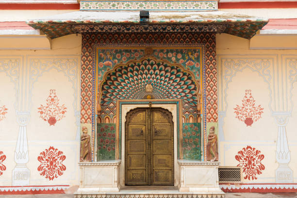 indian painted door in jaipur - jaipur city palace imagens e fotografias de stock