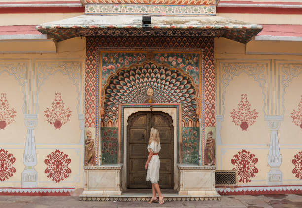 woman visiting jaipur pink city palace - jaipur city palace imagens e fotografias de stock