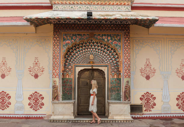 woman visiting jaipur pink city palace - jaipur city palace imagens e fotografias de stock