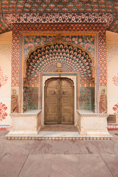 indian painted door in jaipur - jaipur city palace imagens e fotografias de stock