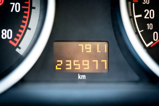 digitales auto kilometerzähler im dashboard. gebrauchtfahrzeug mit kilometerstand meter. - odometer stock-fotos und bilder