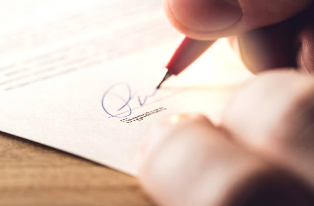 uomo che scrive firma con penna su carta. liquidazione per acquisizione, accordo commerciale, prestito bancario o appartamento in affitto. firma di contratto, contratto, noleggio auto o documento legale. - opportunity job occupation business foto e immagini stock