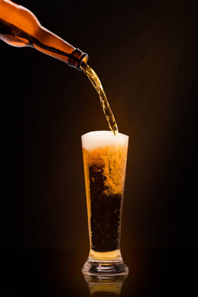 Pouring beer - fotografia de stock