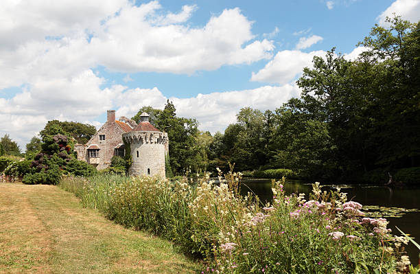 scotney antiguo castillo, kent, inglaterra - scotney castle kent england uk fotografías e imágenes de stock