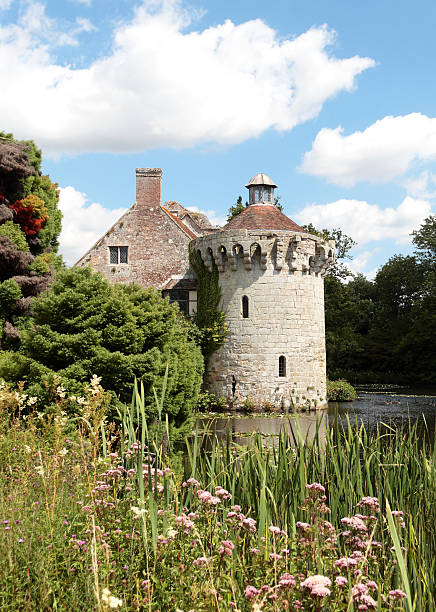 scotney vecchio castello, nel kent, inghilterra - scotney castle foto e immagini stock