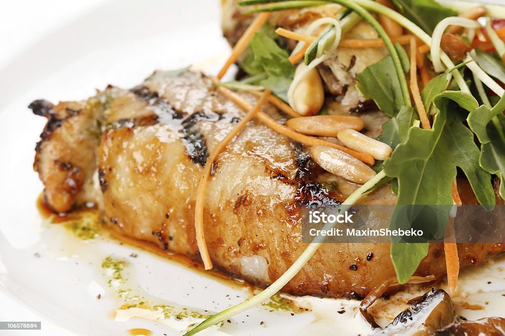 Bistecca di maiale alla griglia con verdure di contorno - Foto stock royalty-free di Alimentazione sana