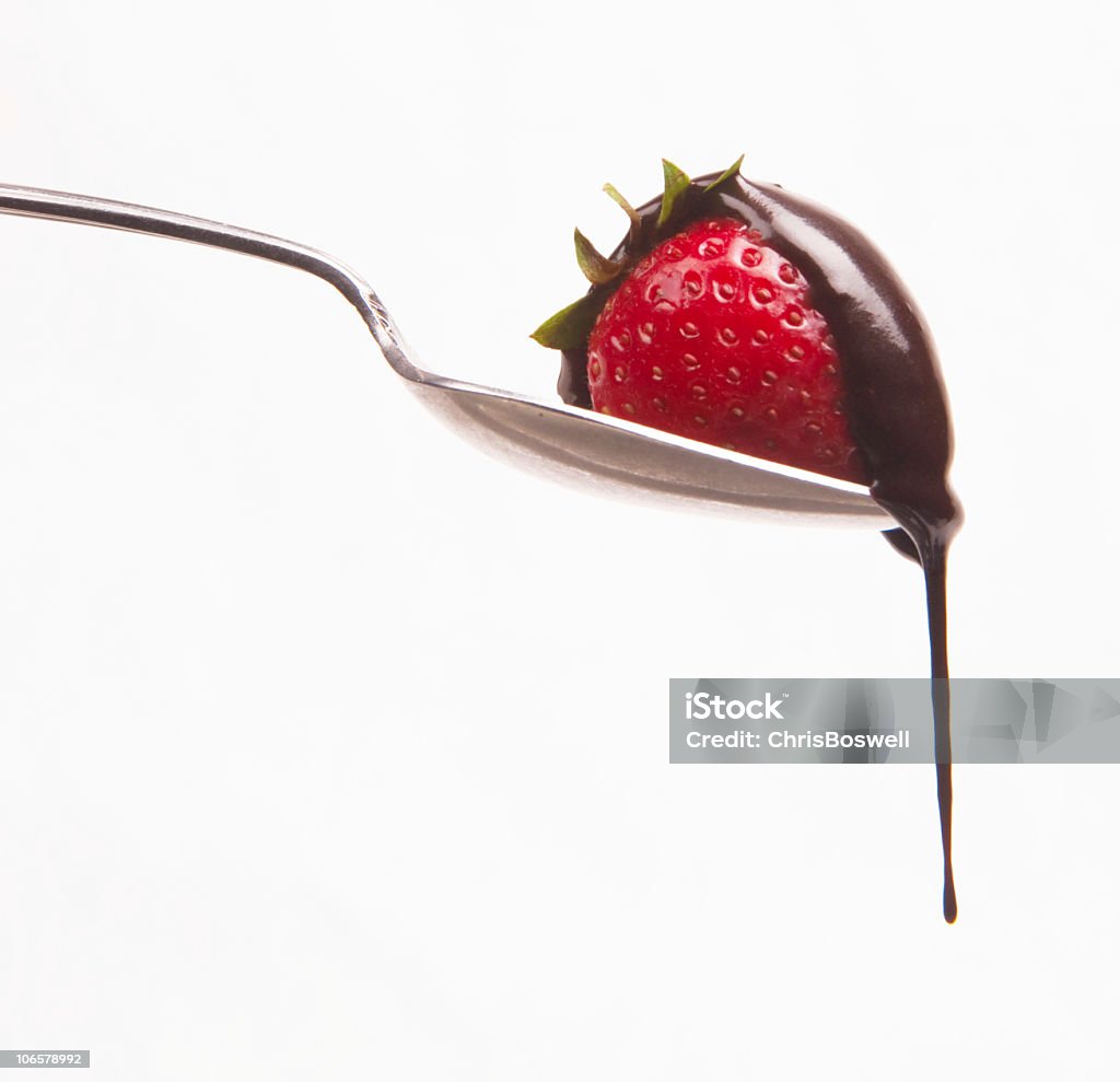 Schokoladensoße drips an Erdbeere Frucht am Silver Spoon - Lizenzfrei Beere - Obst Stock-Foto