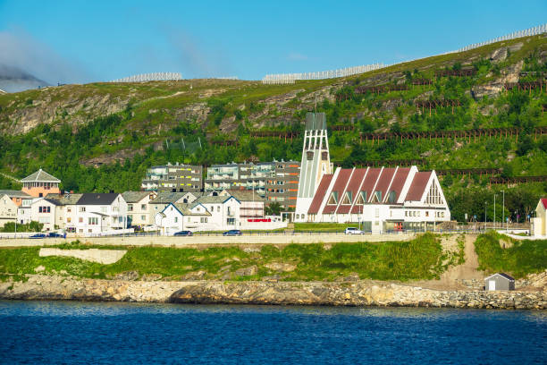 vista para a cidade de hammerfest na noruega - hammerfest - fotografias e filmes do acervo