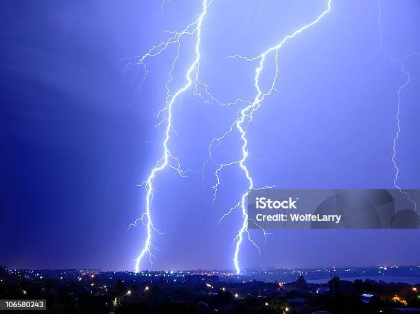 Gewitter Und Perfekte Blitz Über Die Stadt Stockfoto und mehr Bilder von Blau - Blau, Blitzbeleuchtung, Dunkel