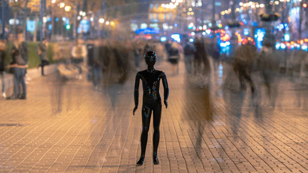 il manichino nero in piedi sulla strada della sera con la gente - individuality standing out from the crowd imitation mannequin foto e immagini stock