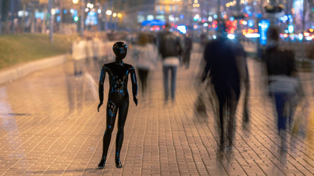 il manichino nero in piedi sulla strada della sera con la gente - individuality standing out from the crowd imitation mannequin foto e immagini stock