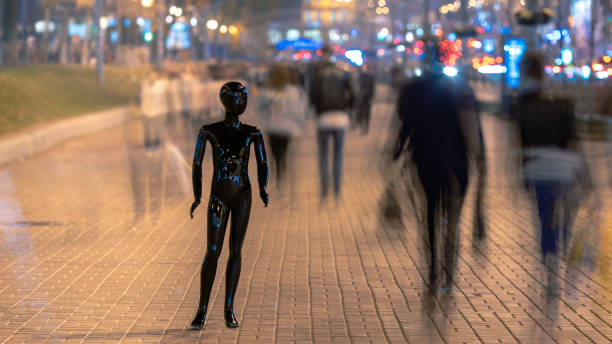 o pé de manequim preto na rua de noite com pessoas - individuality standing out from the crowd imitation mannequin - fotografias e filmes do acervo