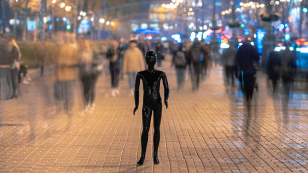 o pé de manequim preto na rua de noite com pessoas - individuality standing out from the crowd imitation mannequin - fotografias e filmes do acervo