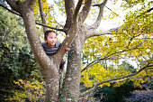 木に登る女の子