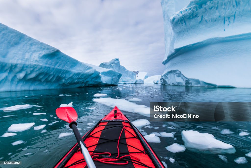 Kayak en Antarctique entre les icebergs avec kayak gonflable, aventure extrême dans la péninsule Antarctique, beau paysage intact, activité de canotage d’eau de mer - Photo de Antarctique libre de droits