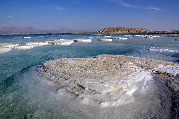 死海 - dead sea crystallization dark blue hydrochloric crystals ストックフォトと画像