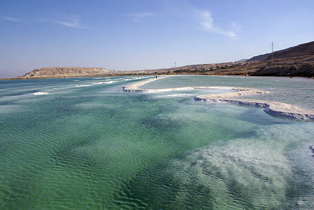 死海 - dead sea crystallization dark blue hydrochloric crystals ストックフォトと画像