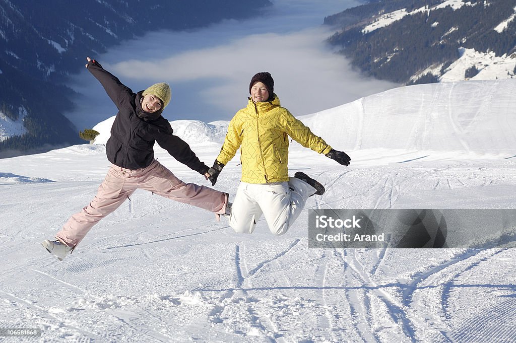 Молодая пара на горнолыжный курорт - Стоковые фото Австрия роялти-фри