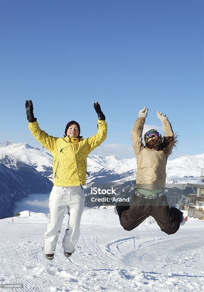 Giovani a ski resort - Foto stock royalty-free di Adulto