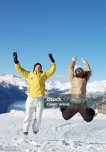 Giovani A Ski Resort - Fotografie stock e altre immagini di Adulto - Adulto, Allegro, Alpi