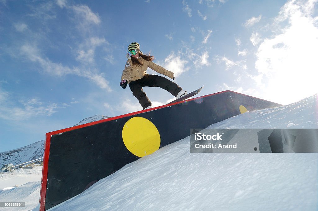 Młoda kobieta uprawiania snowboardu jibbing - Zbiór zdjęć royalty-free (Snowboard)