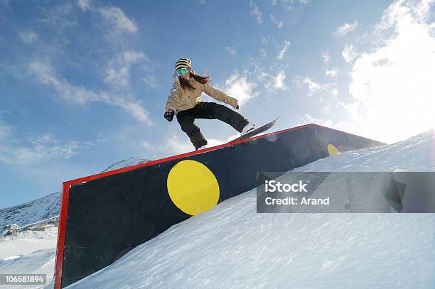 Młoda Kobieta Uprawiania Snowboardu Jibbing - zdjęcia stockowe i więcej obrazów Snowboard - Snowboard, Balustrada - Granica, Snowboarding