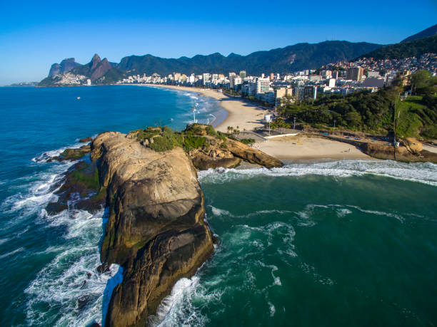 arpoador beach, teufels strand ipanema district of rio de janeiro brasilien. - rio de janeiro copacabana beach ipanema beach brazil stock-fotos und bilder