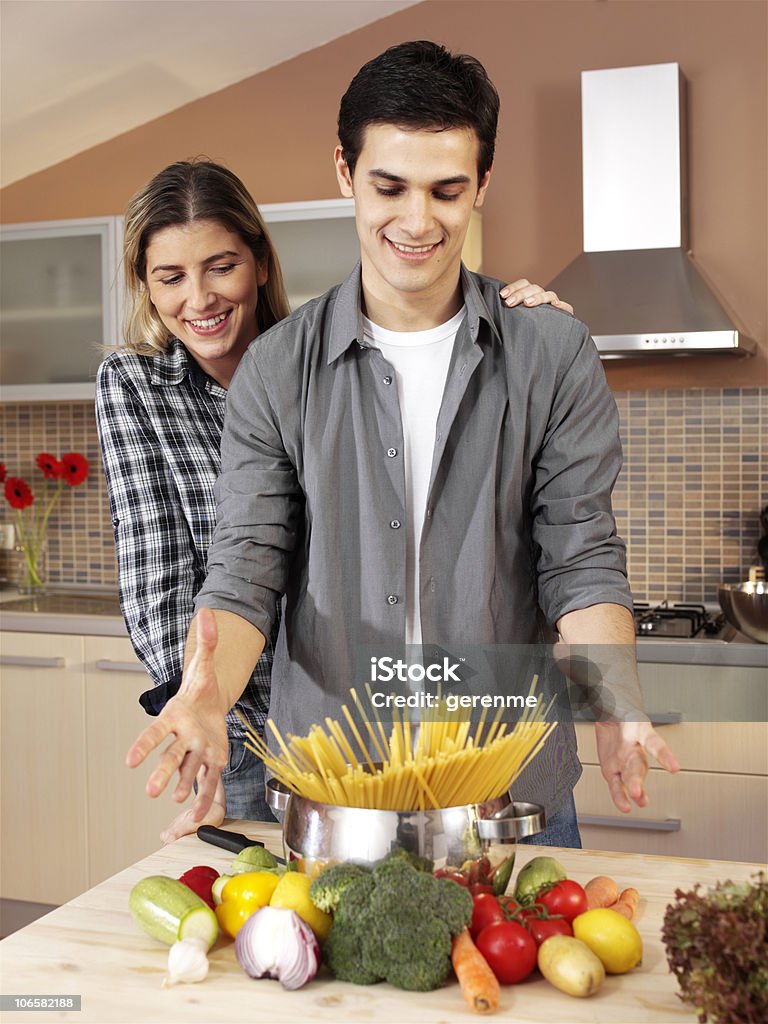 Jeune couple cuisinant en cuisine - Photo de Adulte libre de droits