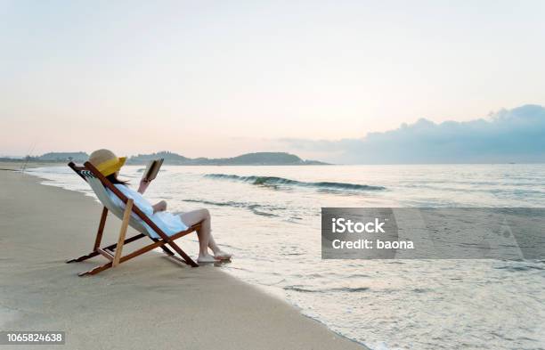 Lesebuch Der Frau Am Strand Stockfoto und mehr Bilder von Strand - Strand, Lesen, Frauen