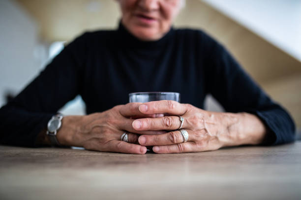 mujer senior con un vaso de whisky - alcohol alcoholism addiction drinking fotografías e imágenes de stock