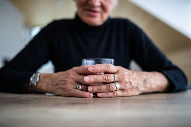 старшая женщина, выпить стакан виски - spirit house стоковые фото и изображения